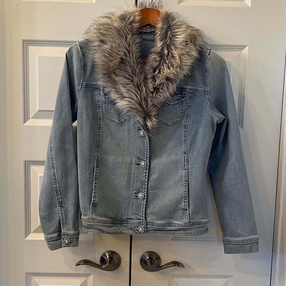 CHICO'S JEAN JACKET w/removable faux fur collar  Size 0